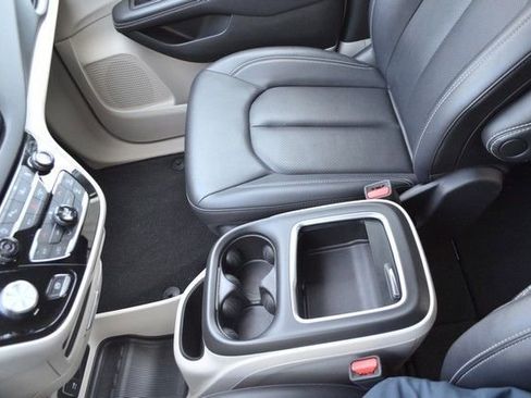 Used 2024 Chrysler Pacifica Touring-L image 22