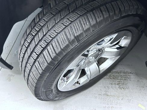 Used 2018 Chevrolet Suburban LT image 25