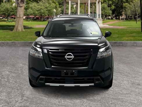 Used 2024 Nissan Pathfinder SL w/ Black Appearance Package AWD/4WD image 2