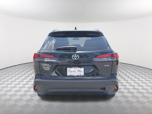Used 2022 Toyota Corolla Cross XLE w/ Convenience Package FWD image 5