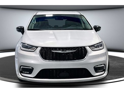 Used 2024 Chrysler Pacifica Touring-L FWD image 4