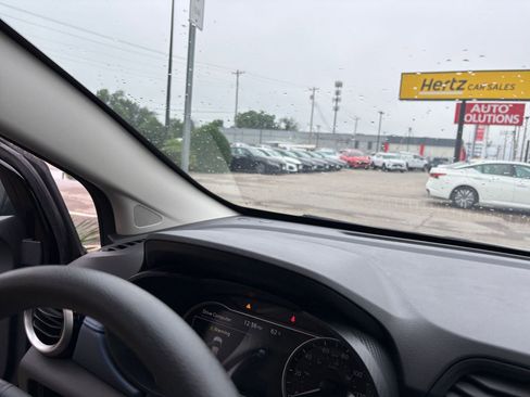Used 2025 Nissan Versa SV FWD image 32