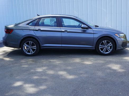 Used 2024 Volkswagen Jetta SE FWD image 2