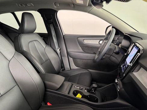 Used 2024 Volvo XC40 B5 Core AWD/4WD image 2