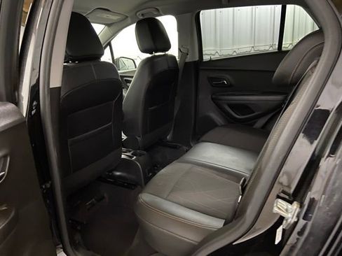 Used 2022 Chevrolet Trax LT w/ LT Convenience Package AWD/4WD image 17