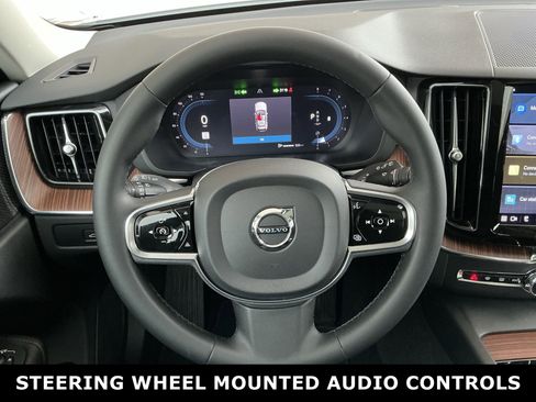 Used 2023 Volvo XC60 B5 Plus image 5