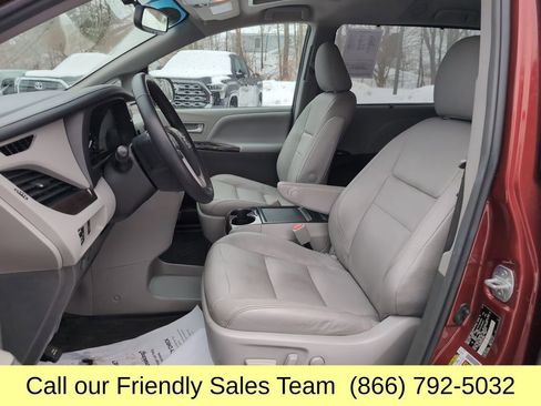 Used 2017 Toyota Sienna XLE image 11
