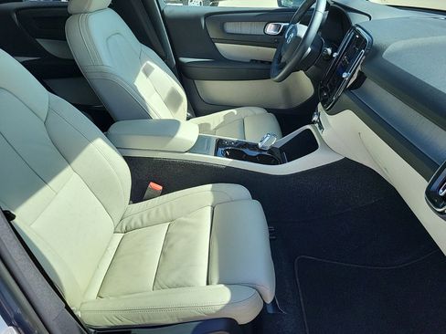 Used 2023 Volvo XC40 B5 Plus image 10