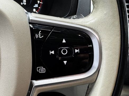 Used 2020 Volvo XC90 T5 Momentum w/ Protection Package Premier image 27