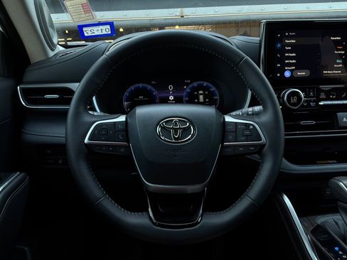 Used 2025 Toyota Highlander Limited AWD/4WD image 32