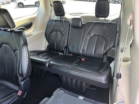 Used 2023 Chrysler Pacifica Touring-L FWD image 27