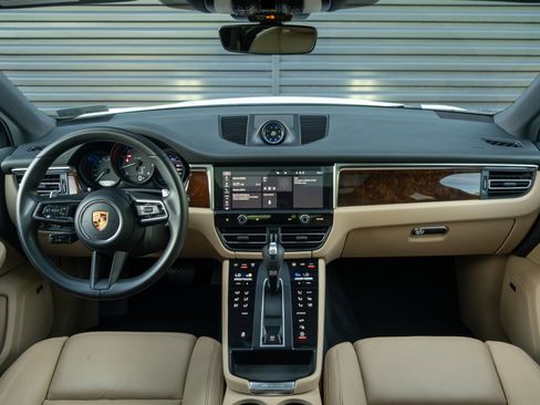 Certified 2022 Porsche Macan AWD/4WD image 6
