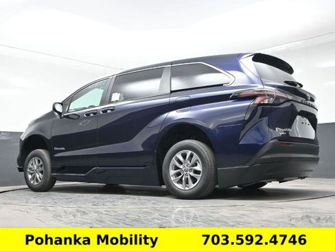 Used 2026 Toyota Sienna LE image 10