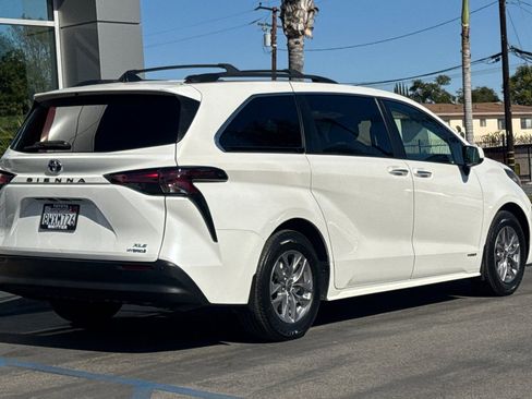Used 2021 Toyota Sienna XLE w/ XLE Plus Package image 5