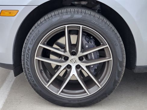 Certified 2025 Porsche Macan image 14