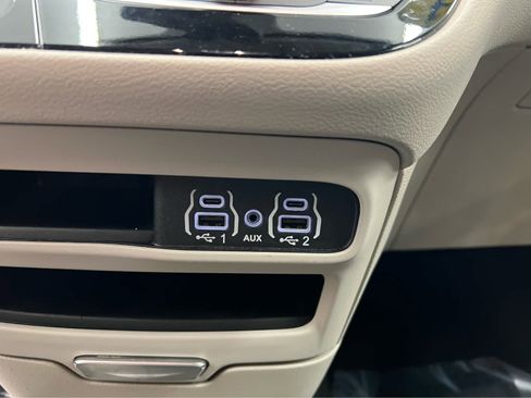 Used 2024 Chrysler Pacifica Touring-L image 22