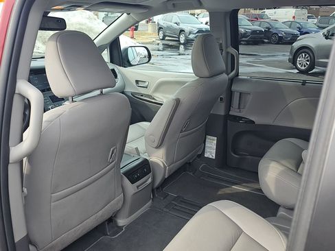 Used 2020 Toyota Sienna XLE w/ Carpet Mat Package image 27