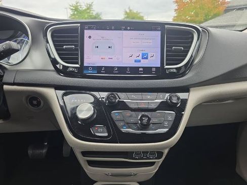 Used 2024 Chrysler Pacifica Touring-L FWD image 27