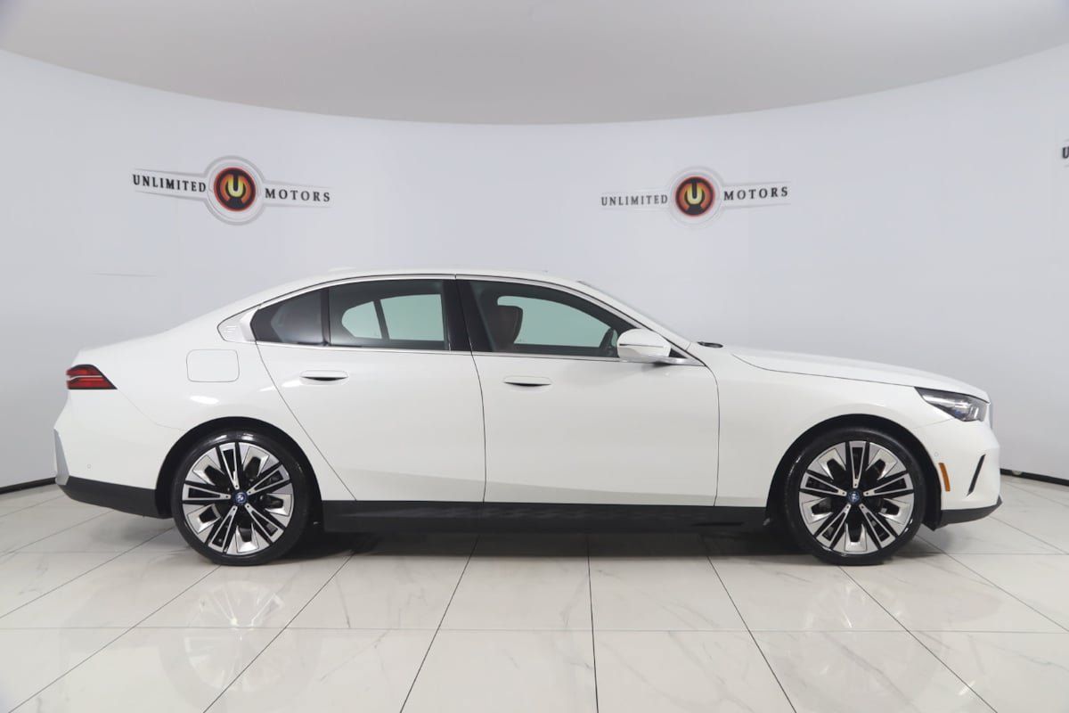 Used 2024 BMW i5 eDrive40i w/ Convenience Package RWD image 2
