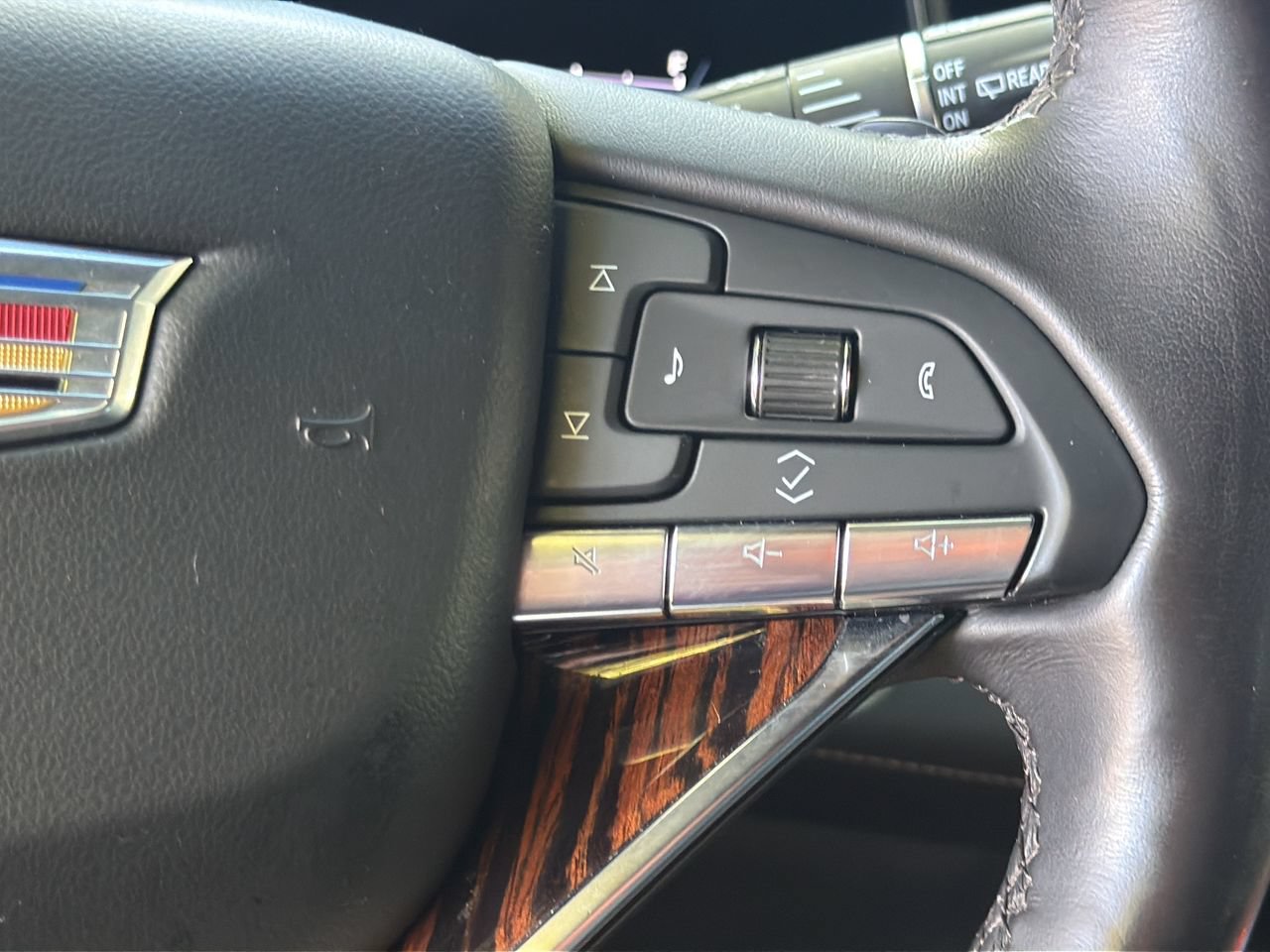 Used 2022 Cadillac Escalade Premium Luxury AWD/4WD image 24
