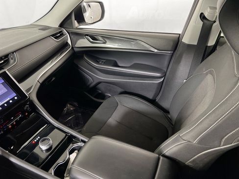 Used 2023 Jeep Grand Cherokee Laredo image 20