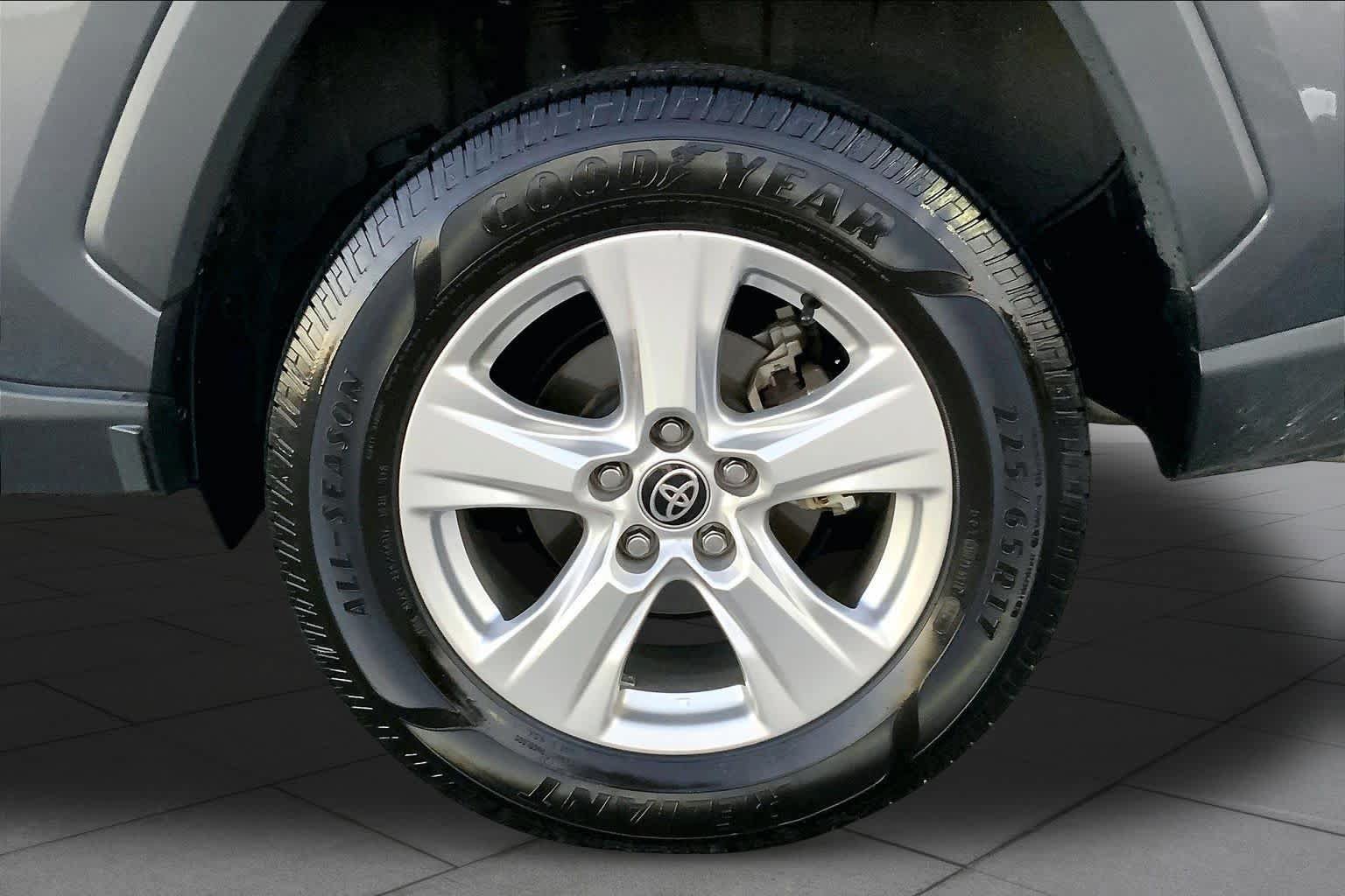 Used 2021 Toyota RAV4 XLE w/ Convenience Package FWD image 10