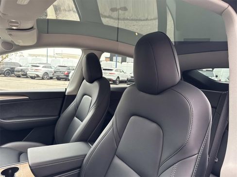 Used 2023 Tesla Model Y Long Range image 18
