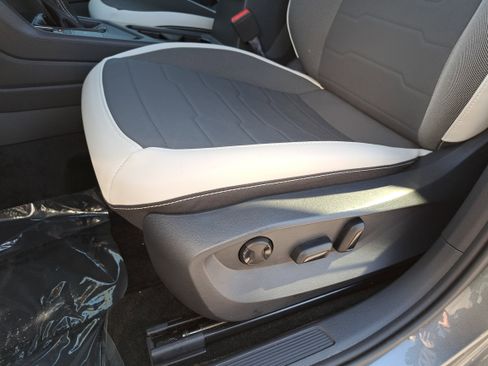 Certified 2025 Volkswagen Taos SE image 26