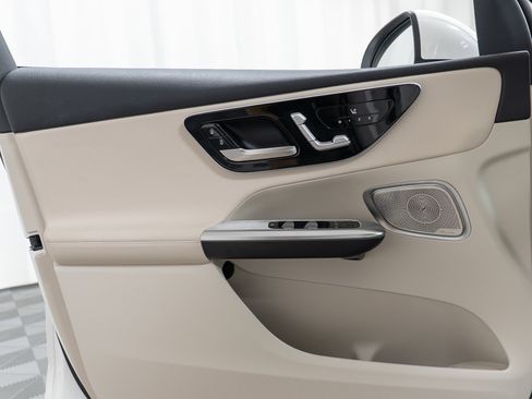 Used 2025 Mercedes-Benz GLC 300 4MATIC image 11