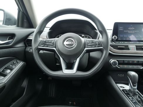 Used 2024 Nissan Altima 2.5 SV image 18