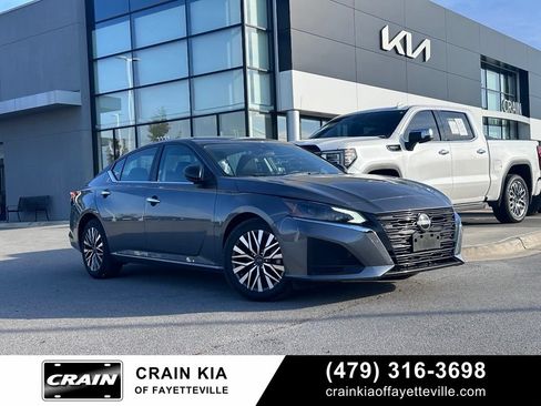Used 2025 Nissan Altima 2.5 SV FWD image 1