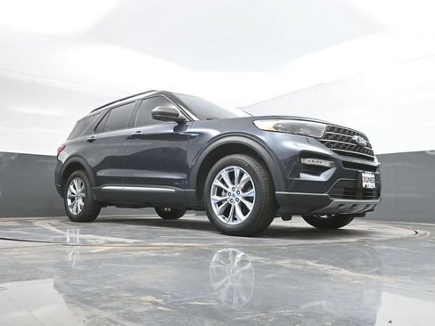 Used 2024 Ford Explorer XLT w/ Equipment Group 202A AWD/4WD image 36