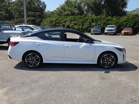 Used 2025 Nissan Sentra SR FWD image 11