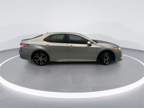 Used 2020 Toyota Camry SE image 5