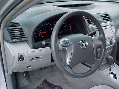 Used 2010 Toyota Camry LE FWD image 16