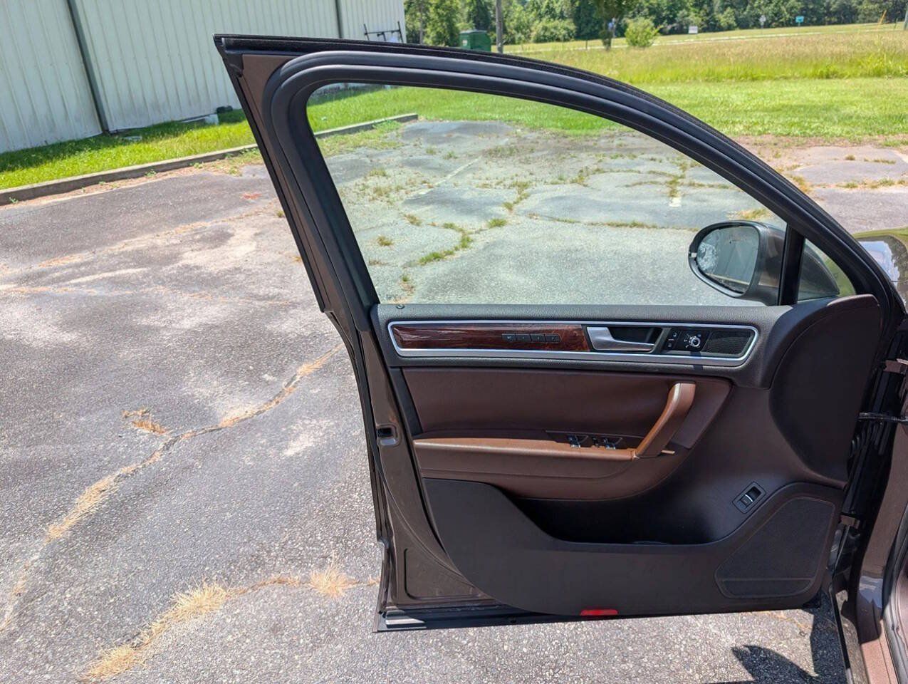 Used 2011 Volkswagen Touareg TDI AWD/4WD image 27