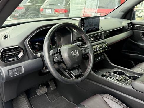 Used 2025 Honda Pilot Black Edition image 23