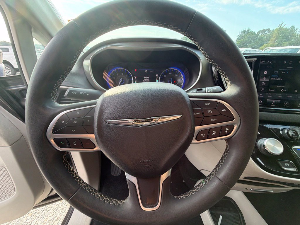 Used 2023 Chrysler Pacifica Touring-L FWD image 14