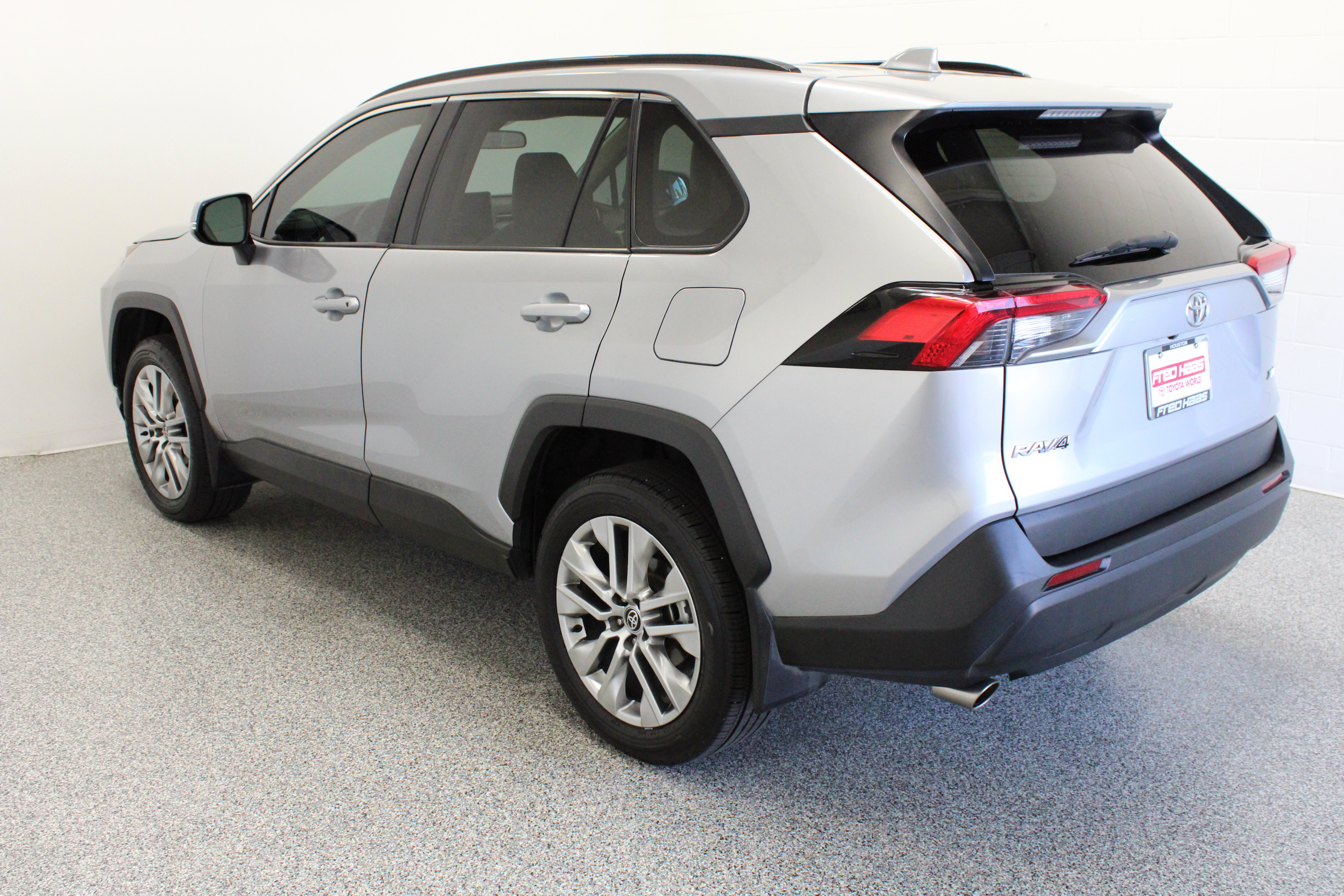 Used 2023 Toyota RAV4 XLE Premium FWD image 9