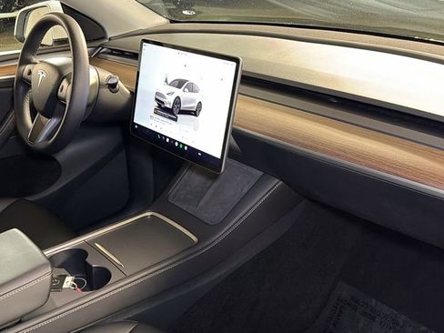 Used 2025 Tesla Model Y Long Range RWD image 10