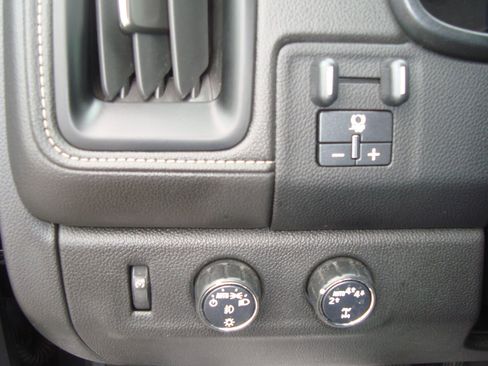 Used 2020 GMC Canyon Denali image 12