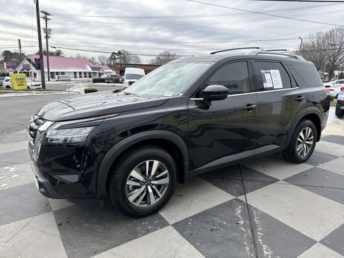 Used 2024 Nissan Pathfinder SL image 5