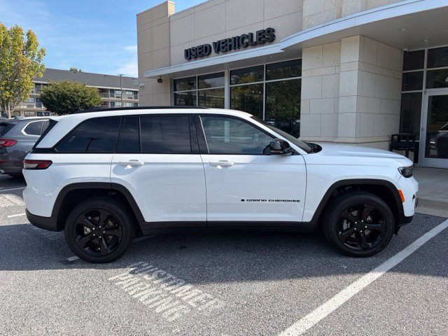 Used 2024 Jeep Grand Cherokee Altitude AWD/4WD image 9
