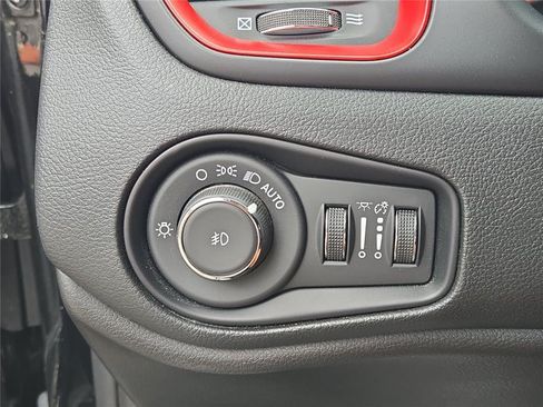 Used 2023 Jeep Renegade Trailhawk AWD/4WD image 97