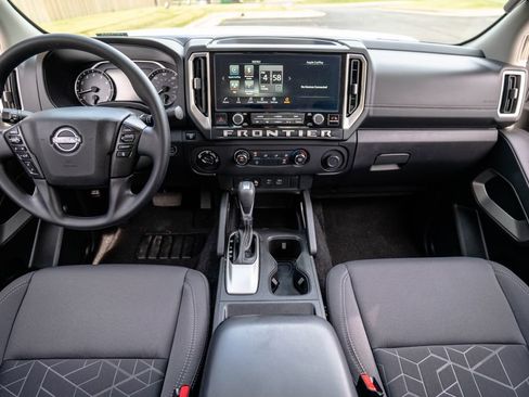 Used 2025 Nissan Frontier SV AWD/4WD image 12