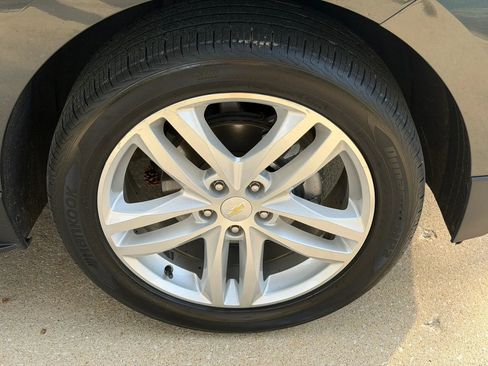 Used 2019 Chevrolet Equinox LT w/ Lights and Bright Package FWD image 12