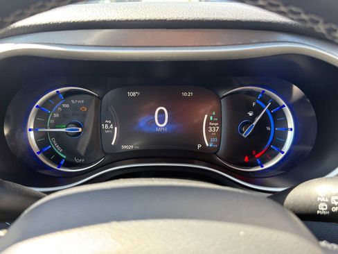 Used 2023 Chrysler Pacifica Touring-L FWD image 17