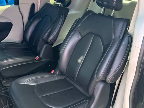 Used 2023 Chrysler Pacifica Touring-L w/ Uconnect Theater Family Group FWD image 3