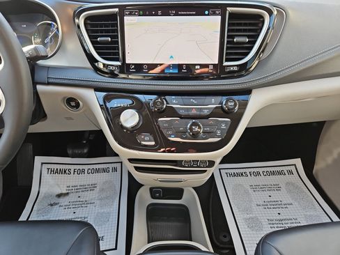Used 2024 Chrysler Pacifica Select image 11