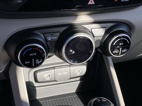 New 2025 Hyundai Venue SEL image 18